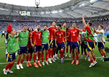 Los jugadores de la selección española celebran el pase a la semifinal en el Stuttgart Arena.