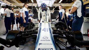 Sergei Sirotkin subiéndose al Williams en el test de Abu Dhabi.