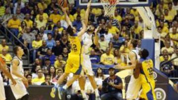 Dani Díez disputa el balón a Yogev Ohayon durante un partido de la Euroliga esta temporada.