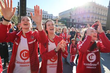 Aficionados reciben al equipo del Casademont Zaragoza tras ganar la Copa de la Reina.