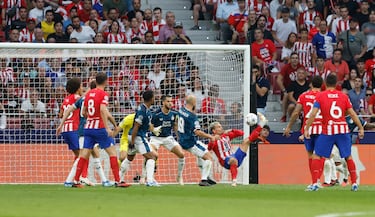 En la última jugada de la primera mitad Griezmann aprovechó un balón muerto tras un disparo de Lino rebotado, que llegó a pelear Witsel, y de media chilena puso el empate.