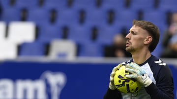 Ionut Radu durante el calentamiento antes del partido contra el Oviedo en el Tartiere.