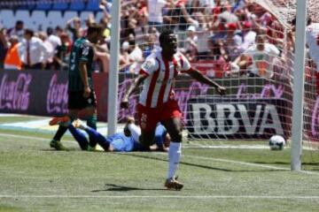 El jugador del Almería Ramón Azeez celebra el gol de la victoria ante el Betis durante el encuentro de liga de Primera División que se esta disputando esta mañana en el estadio de los juegos Mediterraneos de Almería.