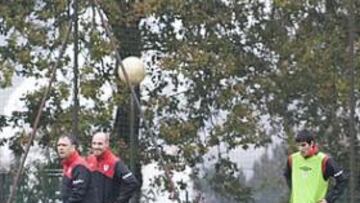 <b>ZAGA TITULAR SOBRE EL CAMPO. </b>Iraola, San José, Amorebieta y Aurtenetxe formaron ayer como ensayo para el choque ante Osasuna.