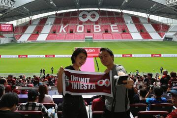 La afición del Vissel Kobe arropó a Iniesta en su presentación