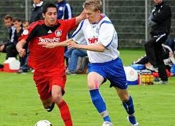 Gonzalo Vasquez llegó al Bayer Leverkusen en 2009 gracias a Arturo Vidal y se mantuvo ahí un año jugando en el equipo B, segunda división.