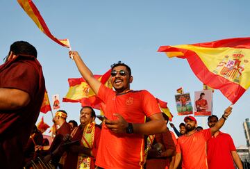 Varios grupos de ciudadanos cataríes han participado en un evento en Doha donde han apoyado a diferentes selecciones del Mundial. En la foto, en apoyo a la selección española. 