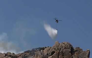 Medios terrestres y aéreos operan en el incendio declarado en el paraje Sierra de la Plata, cercano a la playa de Bolonia, a 11 de agosto de 2025, en Tarifa.