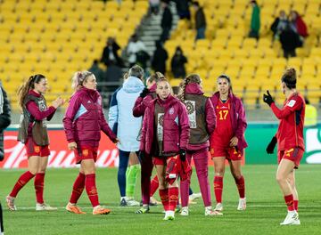 Las jugadoras de la Selecci車n, con semblante serio tras perder 4-0 ante Jap車n en Wellington.