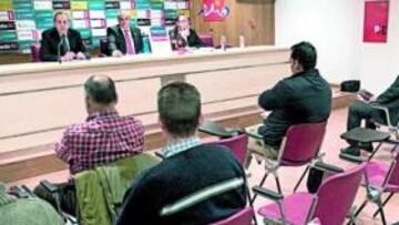 <b>LAS CUENTAS CLARAS. </b>El Almería presentó ayer unas cuentas ajustadas, pero saneadas, según explicó anoche Alfonso García.