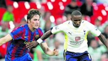 <b>INTERESA. </b>Andreu Fontás persigue a Defoe durante el partido de pretemporada que disputó el Barcelona ante el Tottenham.