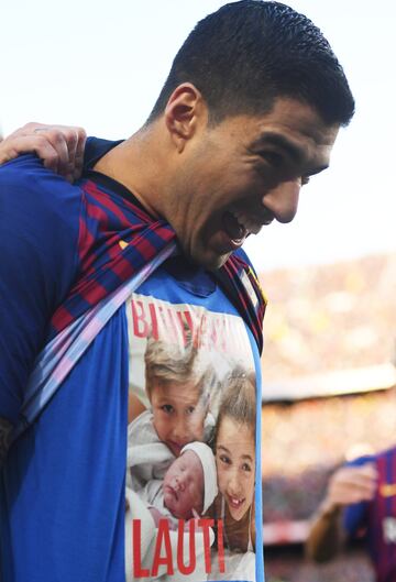 BARCELONA, SPAIN - OCTOBER 28:  Luis Suarez of Barcelona celebrates scoring his sides second goal from a penalty during the La Liga match between FC Barcelona and Real Madrid CF at Camp Nou on October 28, 2018 in Barcelona, Spain. 