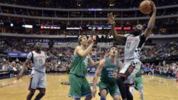 James Harden lanza ante Dirk Nowitzki y Zaza Pachulia.