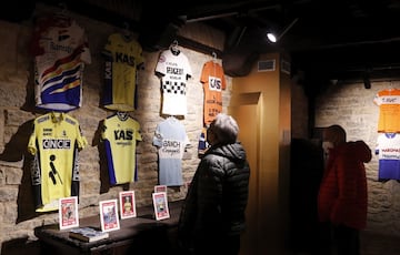 Los visitantes a la colección se encuentran con maillots de todas las épocas del ciclismo en un entorno espectacular como es la Casa del Cordón de Vitoria.