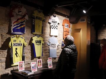 Los visitantes a la colección se encuentran con maillots de todas las épocas del ciclismo en un entorno espectacular como es la Casa del Cordón de Vitoria.