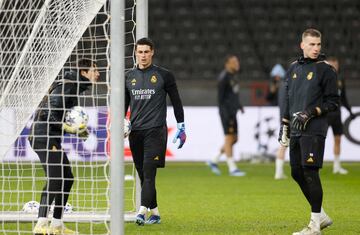 Kepa y Lunin, durante el entrenamiento del Madrid en Berlín.