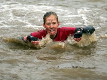 La carrera Tough Guy, se celebra desde 1987 en Inglaterra y desafía a sus participantes a recorrer 15km llenos de los obstáculos, donde hasta los más expertos se quedan en el camino. 