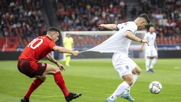 Xhaka intenta parar a un jugador de Kosovo durante el partido