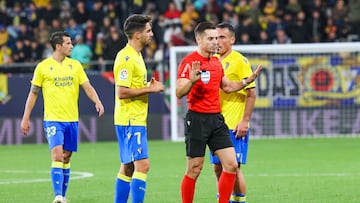 Del Cerro Grande, Sobrino y San Emeterio, durante el polémico Cádiz - Elche.