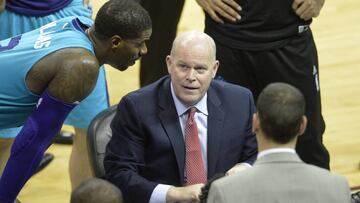 Steve Clifford, durante un tiempo muerto, da instrucciones a sus jugadores.