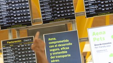 Una persona señala las pantallas informativas, en el Aeropuerto Adolfo Suárez Madrid-Barajas, a 1 de agosto de 2025, en Madrid (España). Las aerolíneas han programado 28.466 vuelos en los aeropuertos de la red española de Aena para este fin de semana, entre el jueves 31 de julio y el domingo 3 de agosto, algo menos que un año antes (28.681), cuando el mes comenzó el jueves. El día con más vuelos programados será el sábado, 2 de agosto, cuando hay previstos 7.176 operaciones, seguido del domingo, con 7.129 programadas. Para el jueves se han programado 7.087 y para el viernes unos 7.074.
01 AGOSTO 2025;AEROPUERTO;BARAJAS;AENA;VUELOS;VACACIONES;OPERACIÓN SALIDA;MALETA;PANTALLAS INFORMATIVAS;
Eduardo Parra / Europa Press
01/08/2025