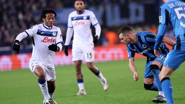 BRUGES (Belgium), 12/02/2025.- Juan Cuadrado (L) of Atalanta in action during the UEFA Champions League knockout phase play-offs 1st leg match between Club Brugge KV and Atalanta BC, in Bruges, Belgium, 12 February 2025. (Liga de Campeones, Bélgica, Brujas) EFE/EPA/OLIVIER MATTHYS