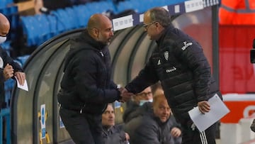 Guardiola le da la mano a Bielsa.