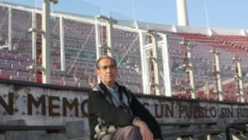 Jos&eacute; Manuel M&eacute;ndez, uno de los supervivientes al centro de detenci&oacute;n y tortura del Estadio Nacional en 1973, posa en la grada que les homenajea.
 