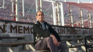 Jos&eacute; Manuel M&eacute;ndez, uno de los supervivientes al centro de detenci&oacute;n y tortura del Estadio Nacional en 1973, posa en la grada que les homenajea.
 