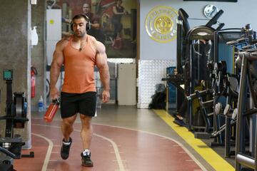 El jordano Mohammad Nsour, renunci¨® a la carrera de medicina para perseguir su sue?o de convertirse en un fisicoculturista estrella. A los 26 a?os, est¨¢ un paso m¨¢s cerca, ya que se clasific¨® para Mr Olympia, un prestigioso concurso internacional en Las Vegas, Nevada, donde se enfrentar¨¢ a los nombres y m¨²sculos m¨¢s importantes del deporte.