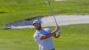 Jon Rahm golpea una bola durante el Open de España de Golf en Madrid.