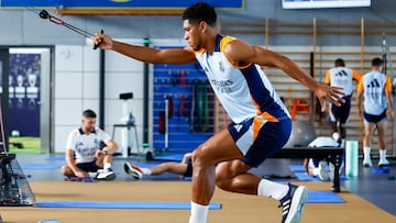 Jude Bellingham realiza ejercicios en el gimnasio de la Ciudad Real Madrid de Valdebebas en el entrenamiento del 12 de agosto.