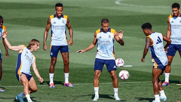 Los jugadores del Real Madrid Luka Modric, Eder Militao y Kylian Mbappe durante el entrenamiento realizado este viernes en la Ciudad Deportiva de Valdebebas.