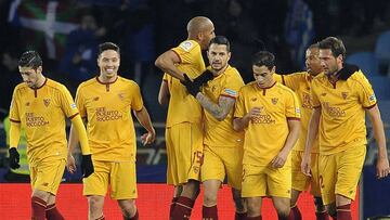 El Sevilla celebra uno de sus goles en Anoeta.
