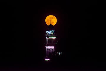 La Luna llena se alza sobre el minarete de una mezquita, iluminando el cielo nocturno, el 13 de mayo de 2025 en Srinagar, Jammu y Cachemira, India.