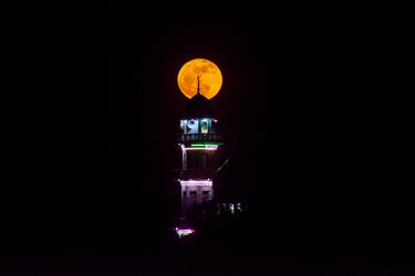 La Luna llena se alza sobre el minarete de una mezquita, iluminando el cielo nocturno, el 13 de mayo de 2025 en Srinagar, Jammu y Cachemira, India.