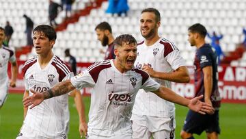 Juanma, jugador del Albacete, celebra un gol.