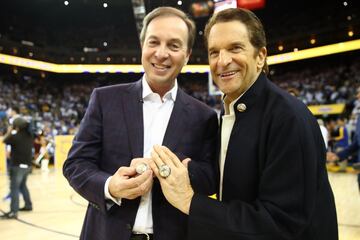 El Oracle Arena se vistió de gala para el arranque de la temporada NBA: los Warriors recibieron sus anillos de campeones y alzaron otra bandera al techo del pabellón. Arrancó la temporada 2017-18.