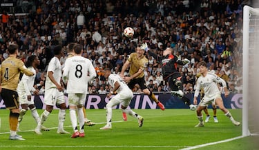 3-4. Falta que saca Sergio Gómez y remata Mikel Oyarzabal en el segundo palo para anotar el cuarto. Doblete del delantero txuri urdin. La Real Sociedad lleva el partido a la prórroga.