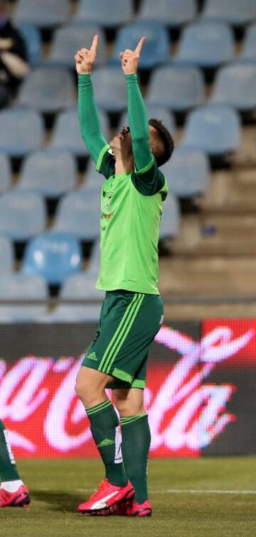 El delantero brasileño del Celta de Vigo Charles Barbosa celebra su gol, primero del equipo, durante el partido de la jornada vigésima de la Liga de Primera División.