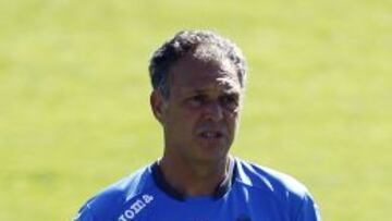 Caparrós dirige el entrenamiento del Granada