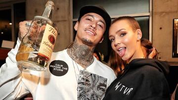 Nyjah Huston con una botella de Vodka en la mano y abrazado a una chica que ense&ntilde;a la lengua en su fiesta de 25 a&ntilde;os.