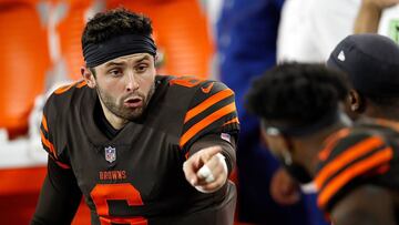 CLEVELAND, OH - SEPTEMBER 20: Baker Mayfield #6 of the Cleveland Browns talks with teammates on the sideline during the third quarter against the New York Jets at FirstEnergy Stadium on September 20, 2018 in Cleveland, Ohio.   Joe Robbins/Getty Images/AFP
 == FOR NEWSPAPERS, INTERNET, TELCOS &amp; TELEVISION USE ONLY ==