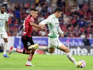 Atlas' Argentine midfielder #08 Mateo Garcia and Leon's Colombian midfielder #10 James Rodr�guez fight for the ball during the Liga MX Apertura football match between Atlas and Leon at Jalisco Stadium in Guadalajara, Mexico, on October 22, 2025. (Photo by Ulises Ruiz / AFP)