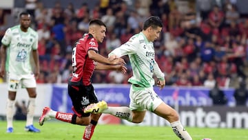 Atlas' Argentine midfielder #08 Mateo Garcia and Leon's Colombian midfielder #10 James Rodr�guez fight for the ball during the Liga MX Apertura football match between Atlas and Leon at Jalisco Stadium in Guadalajara, Mexico, on October 22, 2025. (Photo by Ulises Ruiz / AFP)