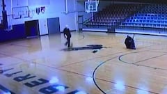 Una cámara de seguridad, un conserje en una pista de baloncesto y un video genial