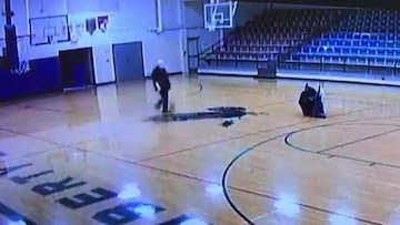 Una cámara de seguridad, un conserje en una pista de baloncesto y un video tremendo