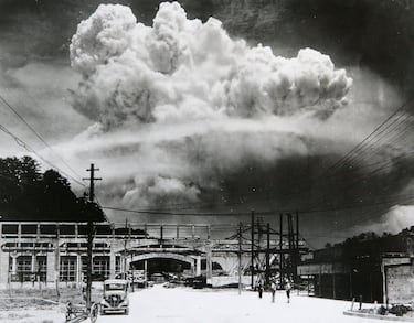 Nagasaki fue la segunda ciudad japonesa atacada con una bomba atómica durante la Segunda Guerra Mundial. El 9 de agosto de 1945, tres días después del bombardeo de Hiroshima, el bombardero estadounidense Bockscar lanzó la bomba “Fat Man” sobre la ciudad. Aunque el objetivo inicial era Kokura, las condiciones meteorológicas obligaron a desviar el ataque hacia Nagasaki. La explosión, equivalente a 21 kilotones de TNT, destruyó gran parte del valle industrial de la ciudad y provocó la muerte de entre 39.000 y 80.000 personas, la mayoría civiles.

La bomba impactó en una zona rodeada de colinas, lo que limitó parcialmente la destrucción en comparación con Hiroshima, pero los efectos fueron igualmente catastróficos. Miles murieron instantáneamente, y muchos más fallecieron en los días y años siguientes por quemaduras, heridas y enfermedades provocadas por la radiación. Nagasaki, que tenía una importante comunidad cristiana y una larga historia de contacto con Occidente, quedó marcada por el horror nuclear.