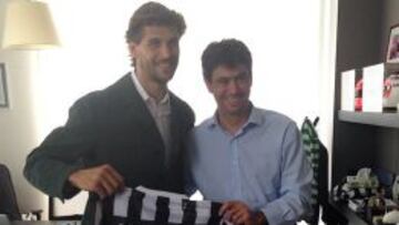 Llorente posa con su nueva camiseta.