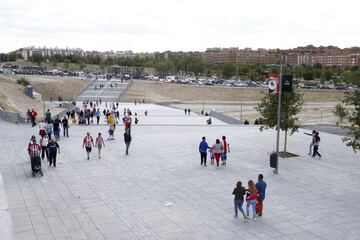 Desde las 10:00 de la ma?ana los aficionados atl¨¦ticos celebran el estreno del nuevo estadio rojiblanco Wanda Metropolitano en los alrededores del estadio.